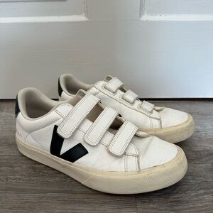 Vejas White and Black Sneakers size 9/40